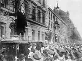 Karl Liebknecht se dirige a la multitud (1918).