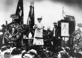 Rosa Luxemburgo en un mitin (1918).