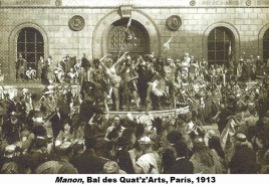 En el patio de la Escuela Nacional Superior de Bellas Artes el día del desfile (1913). Fotografía: Léon Gimpel.